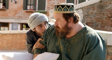 Pitza e datteri: Giuseppe Battiston con Mehdi Meskar in una scena del film