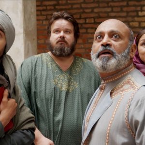 Pitza e datteri: Giuseppe Battiston con Mehdi Meskar, Hassani Shapi e Hafida Kassoui in una scena