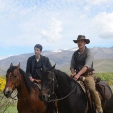 Slow West: Michael Fassbender e Kodi Smit-McPhee in una scena