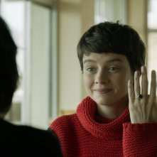 Il fascino indiscreto dell'amore: Pauline Etienne mostra il suo anello in una scena del film