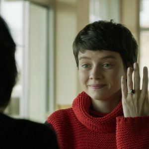 Il fascino indiscreto dell'amore: Pauline Etienne mostra il suo anello in una scena del film