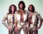 Richard Curtis firmerà un film biografico dedicato ai Bee Gees