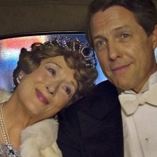 Florence Foster Jenkins: Meryl Streep e Hugh Grant eleganti e abbraccia in una scena