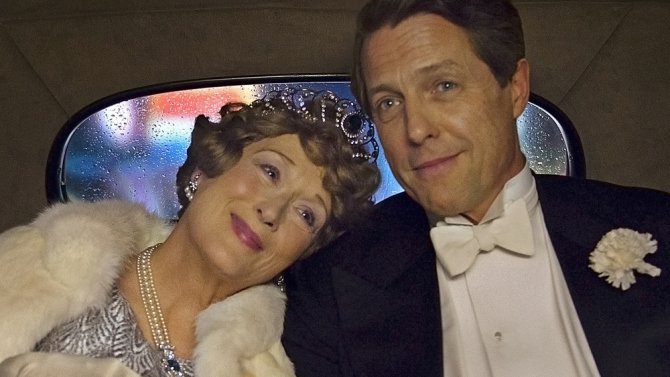 Florence Foster Jenkins: Meryl Streep e Hugh Grant eleganti e abbraccia in una scena