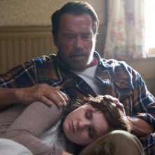 Arnold Schwarzenegger e Abigail Breslin in una scena di Contagious