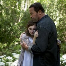 Arnold Schwarzenegger con Abigail Breslin in una scena del film 'Contagious'