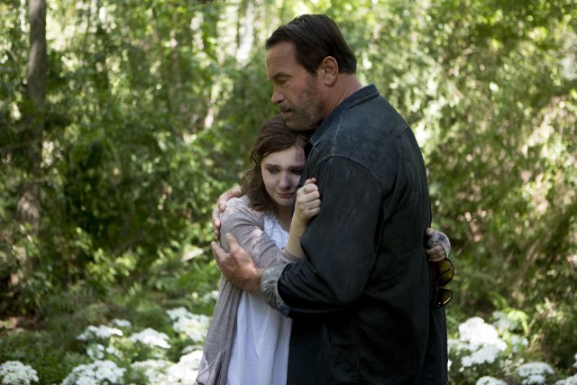 Arnold Schwarzenegger con Abigail Breslin in una scena del film 'Contagious'