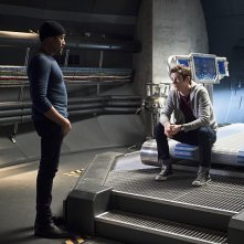 The Flash: Jesse L. Martin e Grant Gustin in una scena dell'episodio Fast Enough