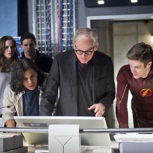 The Flash: Danielle Panabaker, Carlos Valdes, Robbie Amell, Victor Garber e Grant Gustin in Fast Enough