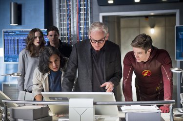 The Flash: Danielle Panabaker, Carlos Valdes, Robbie Amell, Victor Garber e Grant Gustin in Fast Enough