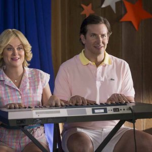 Wet Hot American Summer: First Day of Camp - Amy Poehler e Bradley Cooper in un'immagine del serial di Netflix