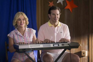 Wet Hot American Summer: First Day of Camp - Amy Poehler e Bradley Cooper in un'immagine del serial di Netflix