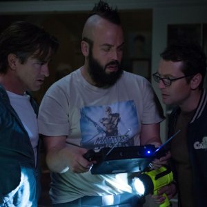Insidious 3 - L'Inizio: Dermot Mulroney con Angus Sampson e Leigh Whannell in una scena dell'horror