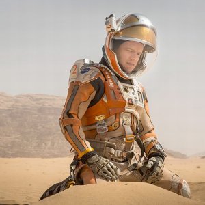 Sopravvissuto - The Martian: Matt Damon inginocchiato nel deserto di sabbia