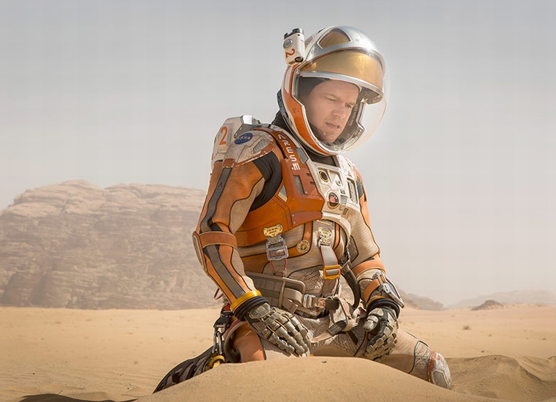 Sopravvissuto - The Martian: Matt Damon inginocchiato nel deserto di sabbia