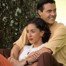 La risposta è nelle stelle: Jack Huston insieme a Oona Chaplin in una scena tratta dal film romantico