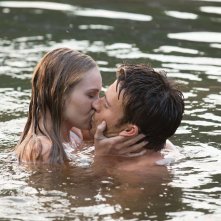 La risposta è nelle stelle: Britt Robertson con Scott Eastwood in una scena d'amore tratta dal film
