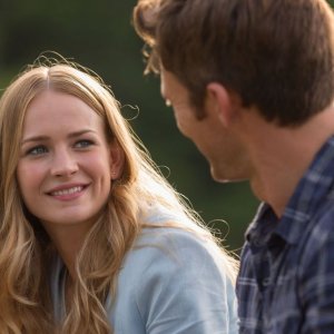 La risposta è nelle stelle: Britt Robertson sorridente in una scena del film