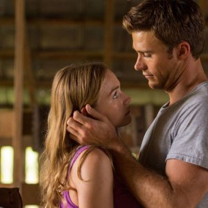 La risposta è nelle stelle: Britt Robertson con Scott Eastwood in una scena del film romantico