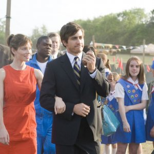 Accidental Love: Jessica Biel a braccetto con Jake Gyllenhaal in una scena del film