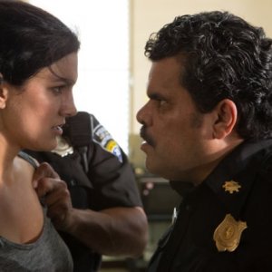 In the Blood: Luis Guzmán e Gina Carano in una scena