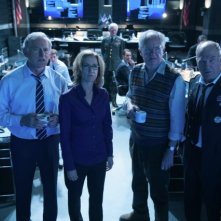 Big Game - Caccia al Presidente: Jim Broadbent, Victor Garber, Felicity Huffman e Ted Levine in una scena