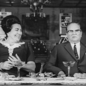 Cinema Komunisto: Leka Konstantinovic (in fondo alla foto) in una foto di repertorio col presidente Tito