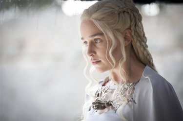 Il trono di spade: Emilia Clarke interpreta Daenerys nella puntata The Gift