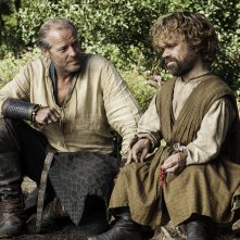 Il trono di spade: Iain Glen e Peter Dinklage nell'episodio Le Serpi delle Sabbie