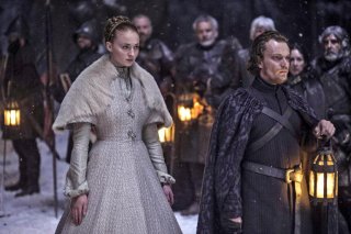 Il trono di spade: Sophie Turner e Alfie Allen in una scena dell'episodio intitolato Le Serpi delle Sabbie