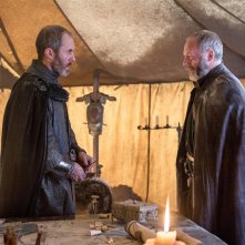 Il trono di spade: Liam Cunningham e Stephen Dillane nell'episodio The Gift