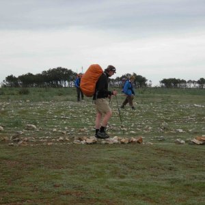 Sei vie per Santiago: pellegrini in movimento in un'immagine del documentario