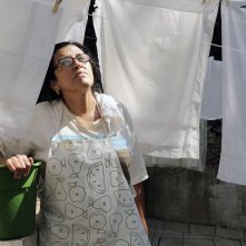 È arrivata mia figlia: Regina Casé, nei panni della protagonista Val,  in una scena