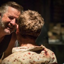 Wolf Creek 2 - La preda sei tu: John Jarratt tortura Ryan Corr in una scena del film