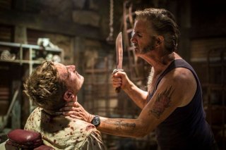 Wolf Creek 2 - La preda sei tu: John Jarratt con la sua vittima Ryan Corr in una scena del film