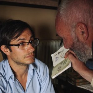 Rosewater: Gael García Bernal con Kim Bodnia in una scena del film