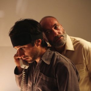 Rosewater: Gael García Bernal e Kim Bodnia in una scena