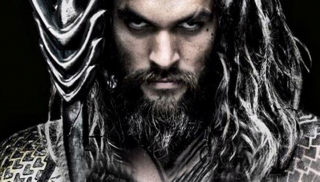 Un dettaglio dell'Aquaman di James Momoa