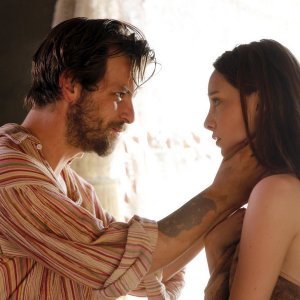 Aquarius: Gethin Anthony ed Emma Dumont in The Hunter Gets Captured by the Game