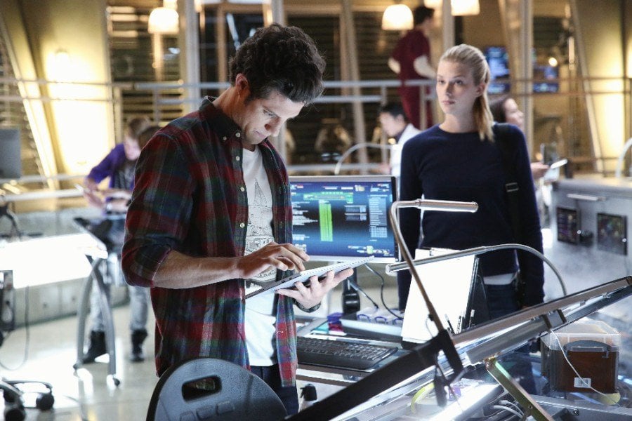 Stitchers:  Kyle Harris ed Emma Ishta nell'episodio A Stitch in Time