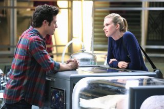 Stitchers: Kyle Harris ed Emma Ishta in una scena della puntata A Stitch in Time