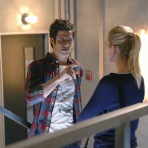 Stitchers:  Kyle Harris, ed Emma Ishta in una scena della première intitolata A Stitch in Time