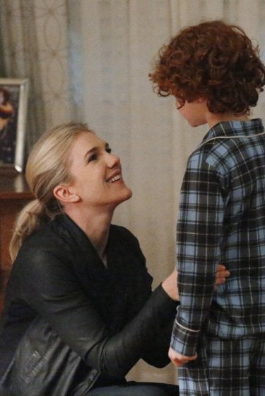 The Whispers:  Lily Rabe e Kyle Harrison Breitkopf nell'episodio X Marks The Spot