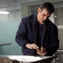 Wayward Pines: Ethan, interpretato da Matt Dillon, alla ricerca di indizi nel secondo episodio