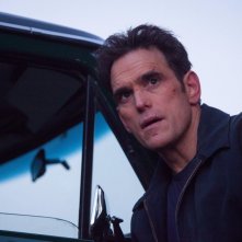 Wayward Pines: il protagonista Matt Dillon in Our Town, Our Law