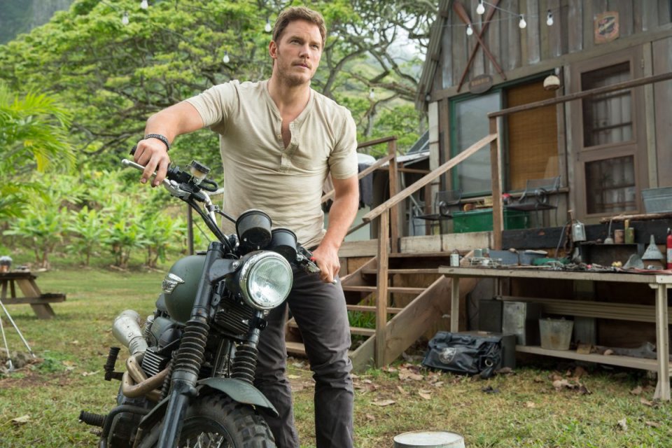 Jurassic World: Chris Pratt in moto nel parco