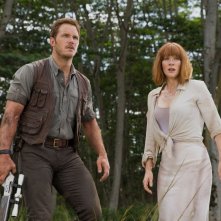Jurassic World: Bryce Dallas Howard con Chris Pratt in una scena d'azione del film