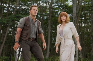 Jurassic World: Bryce Dallas Howard con Chris Pratt in una scena d'azione del film