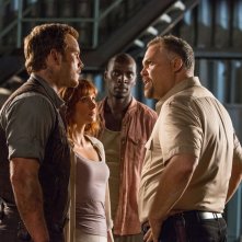 Jurassic World: Bryce Dallas Howard con Chris Pratt, Omar Sy e Vincent D'Onofrio in una scena del film