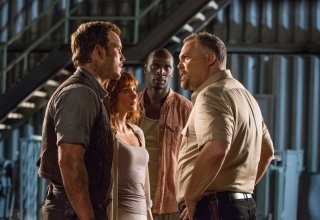 Jurassic World: Bryce Dallas Howard con Chris Pratt, Omar Sy e Vincent D'Onofrio in una scena del film